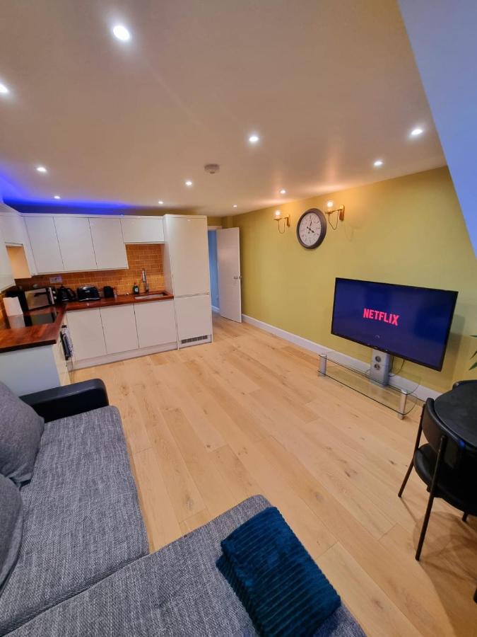 Stylish London Apartment With Terrace & Parking Eksteriør bilde
