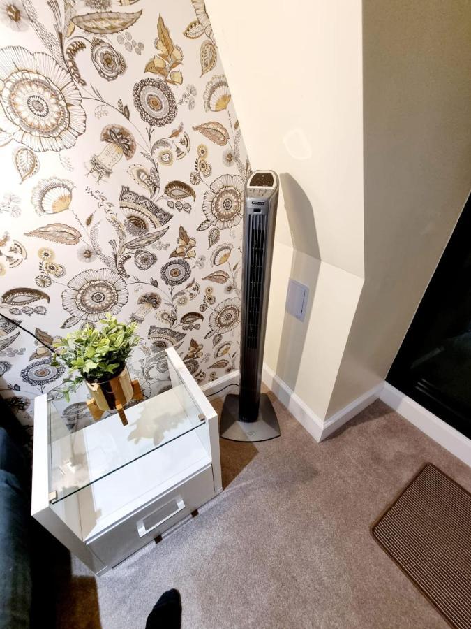 Stylish London Apartment With Terrace & Parking Eksteriør bilde